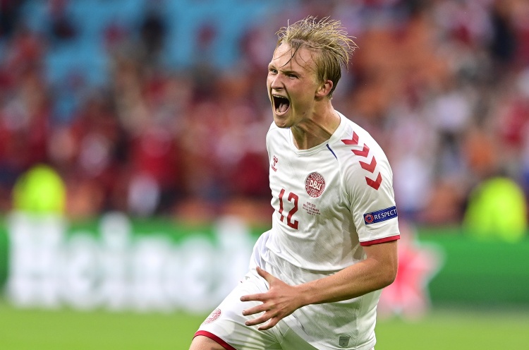 ag体育官网-天空体育：阿贾克斯欲截胡凯尔特人，重签多尔贝里