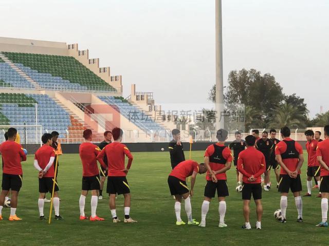 ag体育平台官网-国足抵阿曼三次更换训练场地 重点演练定位球攻守