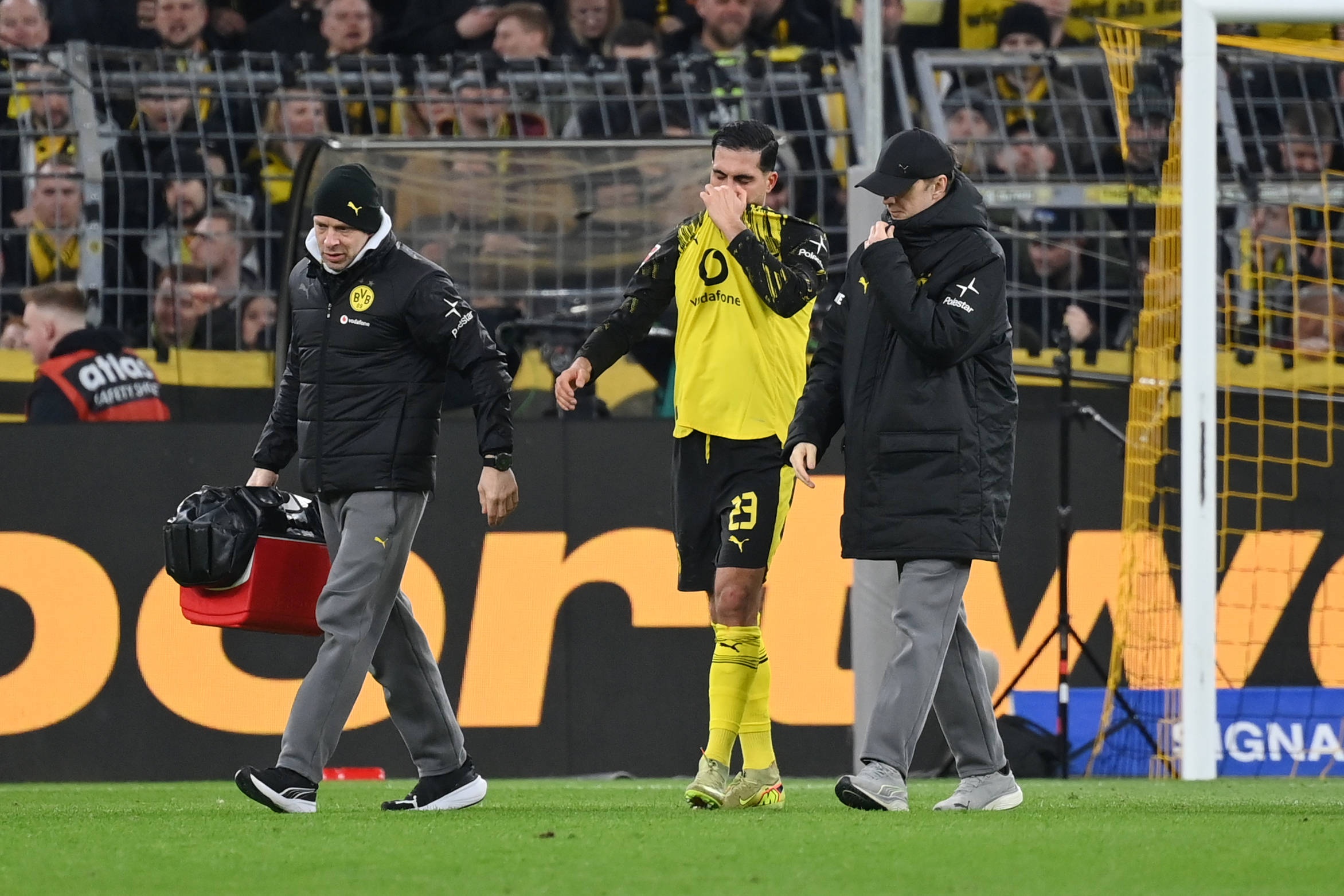 遭遇重伤！埃姆雷·詹赛后长时间呆坐车内，队友纷纷拥抱安慰